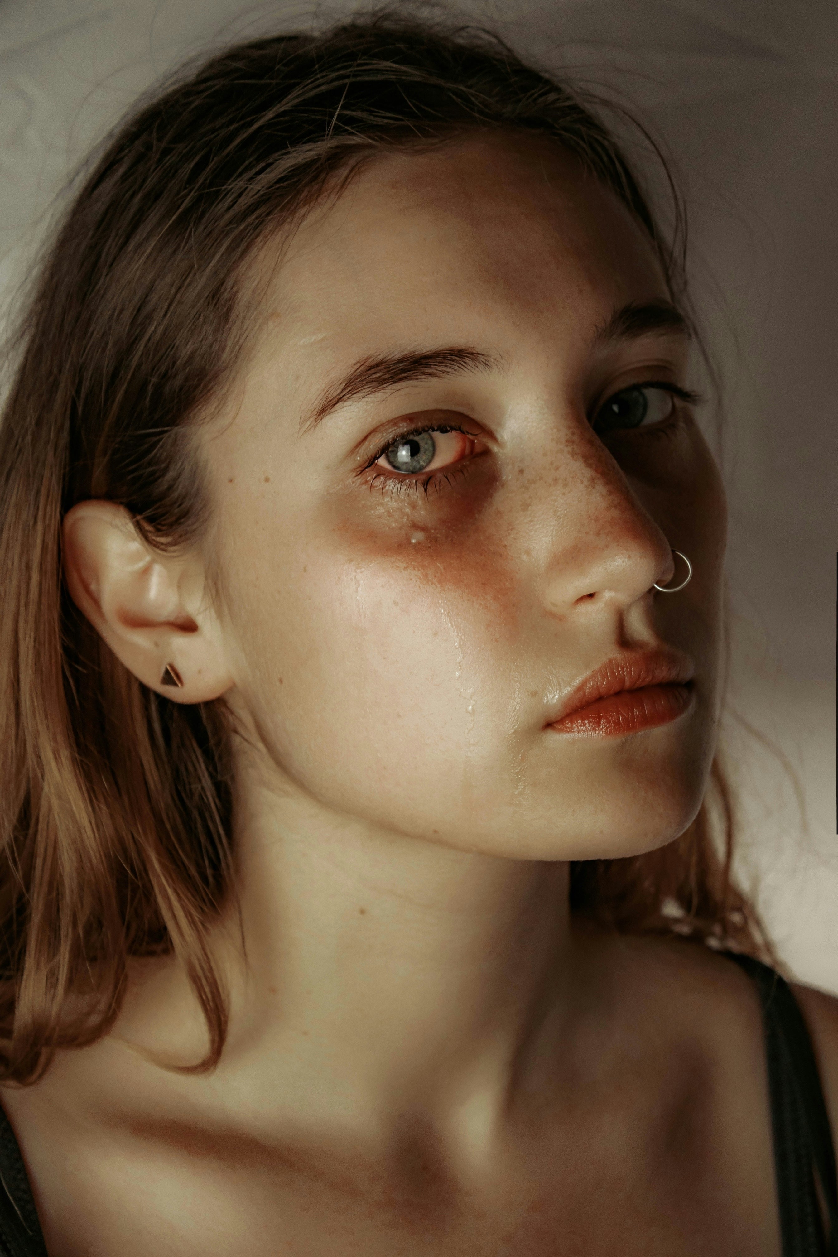 A picture showing a woman with oily skin.